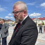 Grzegorz Braun podpisywał gaśnice na koneckim rynku i głosił antyeuropejskie hasła - Radio Kielce 18.05.2024. Końskie. Spotkanie z Grzegorzem Braunem / Fot. Magdalena Galas-Klusek - Radio Kielce