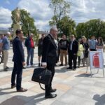 Grzegorz Braun podpisywał gaśnice na koneckim rynku i głosił antyeuropejskie hasła - Radio Kielce 18.05.2024. Końskie. Spotkanie z Grzegorzem Braunem / Fot. Magdalena Galas-Klusek - Radio Kielce