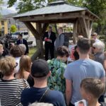 Grzegorz Braun podpisywał gaśnice na koneckim rynku i głosił antyeuropejskie hasła - Radio Kielce 18.05.2024. Końskie. Spotkanie z Grzegorzem Braunem / Fot. Magdalena Galas-Klusek - Radio Kielce