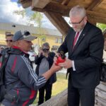 Grzegorz Braun podpisywał gaśnice na koneckim rynku i głosił antyeuropejskie hasła - Radio Kielce 18.05.2024. Końskie. Spotkanie z Grzegorzem Braunem / Fot. Magdalena Galas-Klusek - Radio Kielce