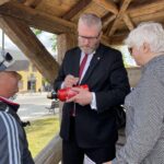 Grzegorz Braun podpisywał gaśnice na koneckim rynku i głosił antyeuropejskie hasła - Radio Kielce Grzegorz Braun podpisywał gaśnice na koneckim rynku i głosił antyeuropejskie hasła