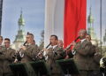 Biało-czerwona flaga dumnie powiewa nad Kielcami