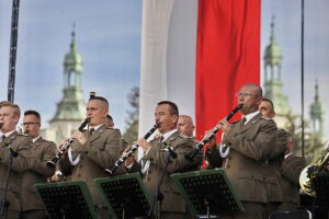 Biało-czerwona flaga dumnie powiewa nad Kielcami