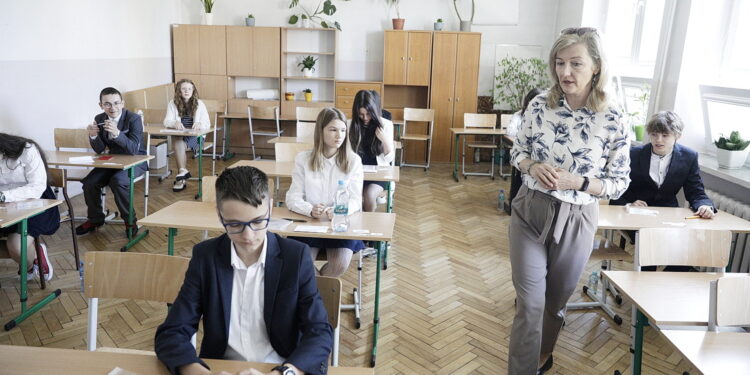 Uczniowie zadowoleni po egzaminie z polskiego