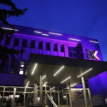 19.05.2024 Budynek Radia Kielce podświetlony na fioletowo / Fot. Jarosław Kubalski - Radio Kielce