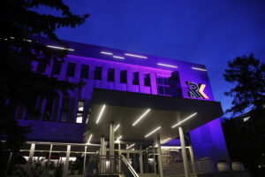 19.05.2024 Budynek Radia Kielce podświetlony na fioletowo / Fot. Jarosław Kubalski - Radio Kielce