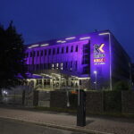 19.05.2024 Budynek Radia Kielce podświetlony na fioletowo / Fot. Jarosław Kubalski - Radio Kielce