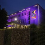 19.05.2024 Budynek Radia Kielce podświetlony na fioletowo / Fot. Jarosław Kubalski - Radio Kielce