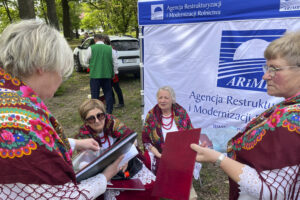 2.05.2024. Ostrowiec Świętokrzyski. Koła Gospodyń Wiejskich świętują Dzień Flagi przed Pałacem w Częstocicach / Fot. Patryk Wójcik – Radio Kielce