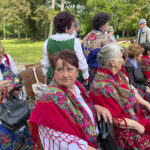 2.05.2024. Ostrowiec Świętokrzyski. Koła Gospodyń Wiejskich świętują Dzień Flagi przed Pałacem w Częstocicach / Fot. Patryk Wójcik – Radio Kielce