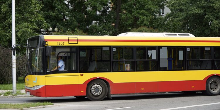 Na kilkunastu liniach autobusowych wprowadzone zostaną letnie rozkłady jazdy