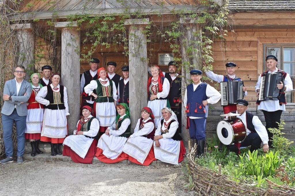 Oni pojadą na Buskie Spotkania z Folklorem 2 Buskie Spotkania z Folklorem - przegląd rejonowy w Ciekotach / Fot. Centrum Edukacji i Kultury Szklany Dom
