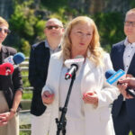 13.05.2024 Kielce. Konferencja prasowa inaugurująca kampanię Małgorzaty Wilk-Grzywny przed wyborami do Parlamentu Europejskiego. Przed mikrofonem Małgorzata Wilk-Grzywna / Fot. Aleksandra Kwaśniewska - Radio Kielce