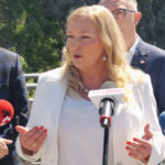 13.05.2024 Kielce. Konferencja prasowa inaugurująca kampanię Małgorzaty Wilk-Grzywny przed wyborami do Parlamentu Europejskiego. Przed mikrofonem Małgorzata Wilk-Grzywna / Fot. Aleksandra Kwaśniewska - Radio Kielce