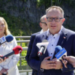 13.05.2024 Kielce. Konferencja prasowa inaugurująca kampanię Małgorzaty Wilk-Grzywny przed wyborami do Parlamentu Europejskiego. Przed mikrofonem poseł Artur Gierada / Fot. Aleksandra Kwaśniewska - Radio Kielce