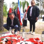 10.05.2024. Bulianów. Upamiętnienie rodziny Olszewskich. Na zdjęciu Marek Olszewski z córką / Fot. Aneta Ambroziak