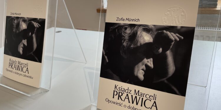 10.05.2024. Końskie. Biblioteka Publiczna Miasta i Gminy w Końskich. Premiera książki o ks. Marcelim Prawicy. Na zdjęciu: Dariusz Kowalczyk - dyrektor Biblioteki Publicznej Miasta i Gminy w Końskich / Fot. Magdalena Galas-Klusek - Radio Kielce