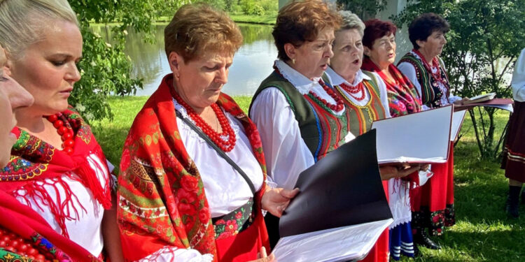 Śpiewy Majowe w Ciekotach w duchu tradycji i ludowej kultury - Radio Kielce