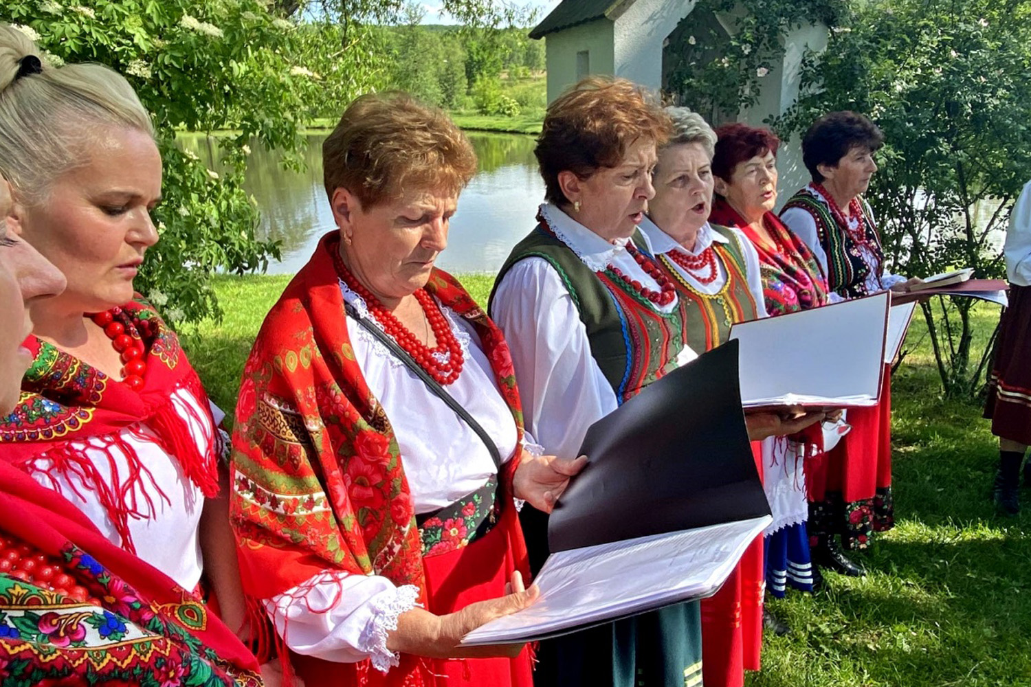 Śpiewy Majowe w Ciekotach w duchu tradycji i ludowej kultury 2 25.06.2024. Ciekoty. Śpiewy majowe / Fot. Centrum Edukacji i Kultury Szklany Dom w Ciekotach