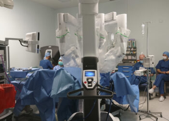 Operacja usunięcia raka jelita grubego z użyciem robota da Vinci / Fot. ŚCO