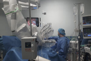 Operacja usunięcia raka jelita grubego z użyciem robota da Vinci / Fot. ŚCO