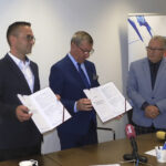 23.05.2024. Kielce. Na zdjęciu (od lewej): Łukasz Gajda - prezes „HYDROCONSTER” Zakład Usług Remontowo-Budowlanych Łukasz Gajda, Henryk Milcarz - prezes i Władysław Karol Jacewicz - dyrektor ds. ekonomicznych i finansowych, Wodociągi Kieleckie Sp. z o.o. podpisują umowę, która dotyczy modernizacji magistrali w północnej części Kielc / Fot. Wodociągi Kieleckie Sp. z o.o. / FB