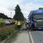 Czołowe zderzenie z ciężarówką. Kierowca osobówki w szpitalu