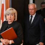 10.06.2024. Skarżysko-Kamienna. Konferencja prasowa nt. eksplozji i pożaru w zakładach zbrojeniowych Mesko. Na zdjęciu: Elżbieta Śreniawska - Prezes Zarządu MESKO S.A., Krzysztof Trofiniak - prezes Polskiej Grupy Zbrojeniowej / Fot. Piotr Polak - PAP