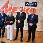 10.06.2024. Skarżysko-Kamienna. Konferencja prasowa nt. eksplozji i pożaru w zakładach zbrojeniowych Mesko. Na zdjęciu (od lewej): Krzysztof Trofiniak - prezes Polskiej Grupy Zbrojeniowej, Elżbieta Śreniawska - Prezes Zarządu MESKO S.A., Przemysław Kowalczuk - członek Zarządu MESKO S.A. i Józef Bryk - wojewoda świętokrzyski / Fot. Piotr Polak - PAP