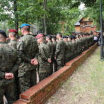 12.06..2024. Nowy Lubiel. Uroczystości pogrzebowe sierż. Mateusza Sitka na cmentarzu parafialnym w miejscowości Nowy Lubiel. Żołnierz 1. Warszawskiej Brygady Pancernej zmarł po ugodzeniu nożem przez jednego z mężczyzn, którzy 28 maja br. w grupie próbowali sforsować stalową zaporę na granicy z Białorusią / Fot. Albert Zawada - PAP