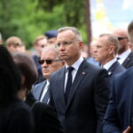 12.06.2024. Nowy Lubiel. Prezydent RP Andrzej Duda uczestniczy w uroczystościach pogrzebowych sierż. Mateusza Sitka przed kościołem pw. Świętej Anny w miejscowości Nowy Lubiel. Żołnierz 1. Warszawskiej Brygady Pancernej zmarł po ugodzeniu nożem przez jednego z mężczyzn, którzy 28 maja br. w grupie próbowali sforsować stalową zaporę na granicy z Białorusią / Fot. Albert Zawada - PAP