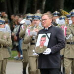 12.06..2024. Nowy Lubiel. Uroczystości pogrzebowe sierż. Mateusza Sitka na cmentarzu parafialnym w miejscowości Nowy Lubiel. Żołnierz 1. Warszawskiej Brygady Pancernej zmarł po ugodzeniu nożem przez jednego z mężczyzn, którzy 28 maja br. w grupie próbowali sforsować stalową zaporę na granicy z Białorusią / Fot. Albert Zawada - PAP