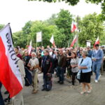 12.06..2024. Nowy Lubiel. Uroczystości pogrzebowe sierż. Mateusza Sitka na cmentarzu parafialnym w miejscowości Nowy Lubiel. Żołnierz 1. Warszawskiej Brygady Pancernej zmarł po ugodzeniu nożem przez jednego z mężczyzn, którzy 28 maja br. w grupie próbowali sforsować stalową zaporę na granicy z Białorusią / Fot. Albert Zawada - PAP