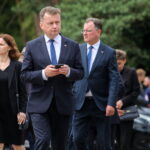 12.06.2024. Nowy Lubiel. Były szef MON, poseł PiS Mariusz Błaszczak (w środku) podczas uroczystości pogrzebowych sierż. Mateusza Sitka na cmentarzu parafialnym w miejscowości Nowy Lubiel. Żołnierz 1. Warszawskiej Brygady Pancernej zmarł po ugodzeniu nożem przez jednego z mężczyzn, którzy 28 maja br. w grupie próbowali sforsować stalową zaporę na granicy z Białorusią / Fot. Albert Zawada - PAP