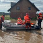 10.06.2024. Kazimierza Wielka. Ewakuacja dzieci z przedszkola odciętego przez wodę / Fot. KP PSP Kazimierza Wielka