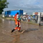 10.06.2024. Kazimierza Wielka. Ewakuacja dzieci z przedszkola odciętego przez wodę / Fot. KP PSP Kazimierza Wielka