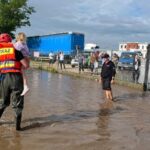 10.06.2024. Kazimierza Wielka. Ewakuacja dzieci z przedszkola odciętego przez wodę / Fot. KP PSP Kazimierza Wielka
