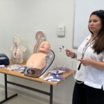 11.06.2024. Kielce. Fundacja Nutricia użyczyła UJK fantomy, na których studenci będą uczyli się jak na przykład zaaplikować choremu żywienie dojelitowe / Fot. Daniel Lenart - Radio Kielce