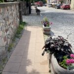 01.06.2024. Sandomierz. Nasadzenia letnich kwiatów w ozdobnych donicach / Fot. Grażyna Szlęzak - Radio Kielce