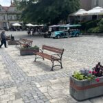 01.06.2024. Sandomierz. Nasadzenia letnich kwiatów w ozdobnych donicach / Fot. Grażyna Szlęzak - Radio Kielce