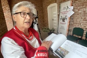 02.06.2024. Dwikozy. Obchody jubileuszu 100-lecia istnienia Koła Gospodyń Wiejskich "Ziemia Dwikoska". Na zdjęciu: Urszula Sapielak z kroniką KGW Ziemia Dwikoska / Fot. Grażyna Szlęzak - Radio Kielce