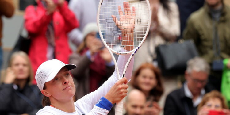 02.06.2024. Paryż. Iga Świątek po zwycięstwie w meczu czwartej rundy gry pojedynczej kobiet z Anastazją Potapową z Rosji podczas turnieju tenisowego French Open Wielkiego Szlema na stadionie Roland Garros w Paryżu / Fot. EPA/TERESA SUAREZ. Dostawca: PAP/EPA