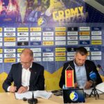 13.06.2024. Kielce. Podpisanie umowy pomiędzy KS Iskra i miastem Kielce dotyczącej współpracy w ramach promocji przez sport. Na zdjęciu (od lewej): Bartłomiej Zapała - zastępca prezydenta Kielc, Paweł Papaj - wiceprezes KS Iskra Kielce S.A. / Fot. Daniel Czwartosz - Radio Kielce
