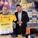 13.06.2024. Kielce. Podpisanie umowy pomiędzy KS Iskra i miastem Kielce dotyczącej współpracy w ramach promocji przez sport. Na zdjęciu (od lewej): Bartłomiej Zapała - zastępca prezydenta Kielc, Paweł Papaj - wiceprezes KS Iskra Kielce S.A. / Fot. Daniel Czwartosz - Radio Kielce