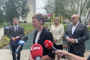 24.06.20245. Kielce. Otwarcie strefy do ćwiczeń „workout”. Na zdjęciu: (przemawia) Agata Wojda - prezydent Kielc / Fot. Paulina Michta - Radio Kielce