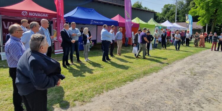 Bardzo udany Dzień Pola w Słupi. Przyjechali rolnicy z kilku województw - Radio Kielce