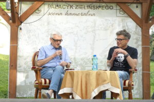 18.06.2024. Kielce. Dom Środowisk Twórczych w Kielcach. Spotkanie z sędzią Igorem Tuleyą. Na zdjęciu (od lewej): mecenas Edward Rzepka - prowadzący spotkanie, sędzia Igor Tuleya - polski prawnik / Fot. Sebastian Kalwat - Radio Kielce