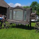 24.06.2024. Tokarnia. Muzeum Wsi Kieleckiej. Pogrzebowy pojazd paradny. Zabytkowy karawan / Fot. Mariusz Łężniak - Muzeum Wsi Kieleckiej