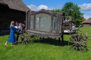 24.06.2024. Tokarnia. Muzeum Wsi Kieleckiej. Pogrzebowy pojazd paradny. Zabytkowy karawan / Fot. Mariusz Łężniak - Muzeum Wsi Kieleckiej