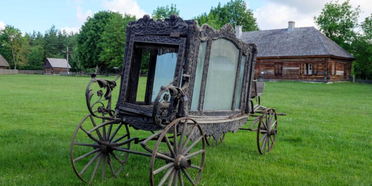 24.06.2024. Tokarnia. Muzeum Wsi Kieleckiej. Pogrzebowy pojazd paradny. Zabytkowy karawan / Fot. Mariusz Łężniak - Muzeum Wsi Kieleckiej